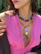 Collar corto con escallones de ojo de tigre y cuentas de colores intercaladas. Se cierra con cadena de acero quirúrgico y ganchito para regular el largo.