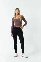 Jean skinny negro de tiro alto y largo a los tobillos, confeccionado en algodón con elastano.