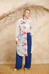 Camisa larga blanca con estampado de motivos marinos en tonos rojo, azul y verde.