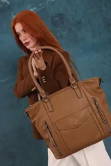 Cartera bandolera de símil cuero color marrón claro, con doble asa rígida y correa regulable. Presenta dos bolsillos frontales con cierre vertical y un bolsillo frontal con solapa y botón. Cuenta con dos divisiones internas.