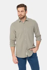 Camisa de lino blanca de manga larga, con bolsillo en el pecho con logo bordado y botones personalizados.