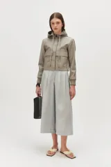 Campera de cuero con abotonadura central y capucha desmontable, ideal para el entretiempo.