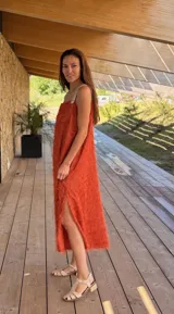 Vestido midi color terracota de tela de pelo sintético, con breteles finos con apliques brillantes, corte recto y tajos laterales.