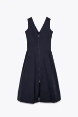 Vestido midi azul marino confeccionado en hilatura con algodón. Escote pico y tirantes anchos. Bajo evasé. Cierre frontal con cremallera metálica.