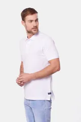 Remera polo de piqué blanca, lisa, con cuello en rib y botones personalizados.