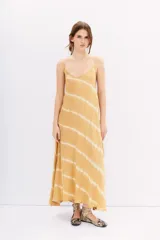 Vestido largo de viscosa con estampado batik, escote en V en frente y espalda, y breteles regulables.