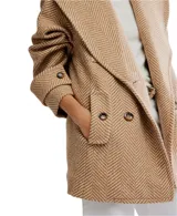 Abrigo tipo peacoat de corte oversize y silueta cuadrada, confeccionado en mezcla de lana con patrón de espiga en tonos negro y gris. Presenta cuello de solapa, cierre frontal de doble botonadura y mangas largas.