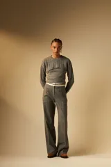 Sweater gris tejido con musculosa tejida lisa y sobre capa de buzo crop trenzado.