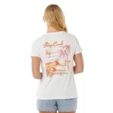 Remera blanca de algodón con cuello redondo y mangas cortas. Estampado pequeño en el pecho con logo de Rip Curl y diseño floral.