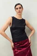 Musculosa negra sin mangas, de cuello redondo y corte ajustado.