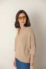 Blusa italiana tejida color beige, con cuello polo, mangas murciélago y corte holgado.