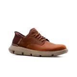 Zapato casual Skechers Hands Free Slip-ins Garza Gervin, color marrón, con capellada de cuero liso, cordones elásticos y puntera plana. Cuenta con plantilla Skechers Air-Cooled Memory Foam con infusión de carbón, amortiguación Skechers Goga Mat Arch y tecnología Heel Pillow.