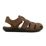 Sandalia tipo pescador para hombre, color marrón oscuro, con tiras entrelazadas en la parte superior y cierre de velcro ajustable en el lateral. Posee una suela gruesa de goma en tonos marrones.