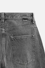 Pantalón de jean celeste con efecto lavado, corte amplio tipo baggy y cinco bolsillos.