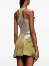 Musculosa plateada con espalda deportiva, cuello redondo y corte ajustado.