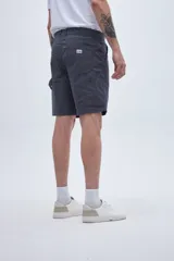 Bermuda carpintera color marrón con bolsillos laterales y detalle en la parte trasera.