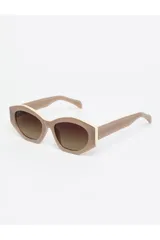 Lentes de sol marrones con diseño de marco anguloso y lentes degradados marrones.