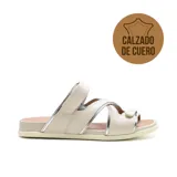 Sandalias bajas de cuero color beige con detalles plateados. Presentan dos tiras con ajuste de velcro sobre el empeine y una tira cruzada sobre los dedos.