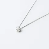 Conjunto de collar y aros en plata 925 con circonias. El collar tiene una cadena de 45cm de largo y un dije de 7mm de diámetro por 4mm de alto.