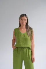 Musculosa verde oliva de lino italiano, con escote en V y volados en las mangas.