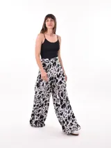 Pantalón palazzo estampado en blanco y negro con diseño abstracto.