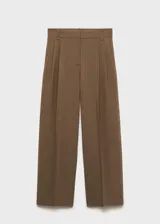 Pantalón de vestir marrón con finas rayas verticales, corte wideleg, tiro alto, bolsillos laterales y cierre frontal oculto.