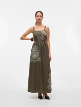 Vestido largo color verde militar, de algodón orgánico, con breteles finos y bordados florales blancos.