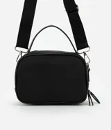 Bandolera negra de formato rectangular con textura capitoneada, correa ajustable, bolsillo externo y cierre de cremallera.