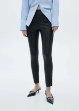 Calza legging negra de poliuretano con efecto cuero, tiro alto y cintura elastizada.