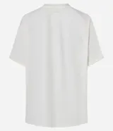 Remera de algodón color crema, de corte amplio y mangas cortas. Presenta cuello en V y estampa frontal con texto en verde y negro.