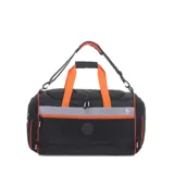 Bolso deportivo tipo duffel bag, color negro, con detalles en naranja y gris reflectante. Presenta el logo de la NBA y un parche circular en el frente. Cuenta con asas de mano naranjas y correa ajustable para hombro.