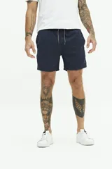 Short de baño liso color azul marino, con cintura elástica ajustable con cordón, dos bolsillos laterales, un bolsillo trasero y logo bordado.