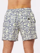 Short de baño celeste con estampado abstracto en color beige, cintura elástica con cordón ajustable.