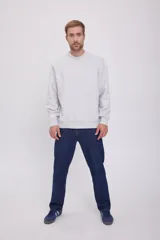 Buzo gris melange de manga larga y cuello redondo, con calce holgado y tejido de felpa suave en el interior.
