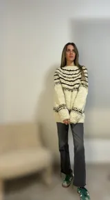 Sweater de lana merino con cuello redondo y diseño con motivos geométricos en tonos azul, marrón, naranja, verde y beige.
