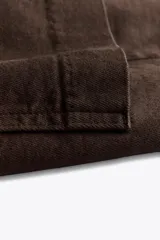 Pantalón de jean azul oscuro, de tiro alto y corte wide leg.
