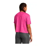 Remera deportiva Under Armour color fucsia con estampado floral en relieve y logo en el pecho.