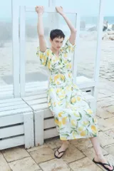Blusa corta con escote en V pronunciado, elásticos finos en la cintura y peplum. Mangas globo cortas con elástico oculto en los puños. Estampado de limones y hojas verdes.