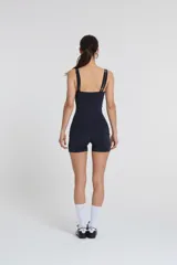 Catsuit corto de lycra color azul marino, con tirantes finos regulables y calce ajustado.