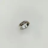 Anillo de plata con detalles en oro y circonias.
