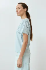 Remera color verde agua con mangas cortas de broderie.