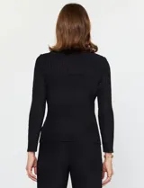 Blusa negra de manga larga con cuello alto y textura plisada.