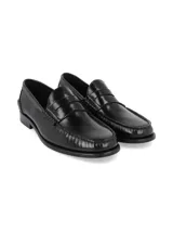 Zapato mocasín de cuero negro con detalle de antifaz y suela plana.