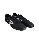 Championes de fútbol Umbro Clasic II HG, color negro con logo Umbro en blanco.