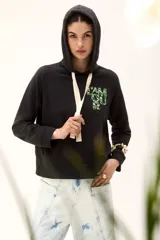 Buzo negro con capucha y cordones color crema. Estampado frontal con la frase 'L'Amour' en letras verdes con contorno blanco.
