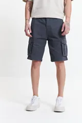 Bermuda cargo de corte clásico, confeccionada en tela resistente y cómoda, con pasacinto, cremallera y botón.