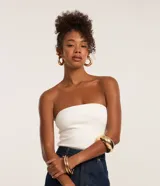 Body blanco sin mangas confeccionado en punto roma, con cierre inferior de botón a presión.