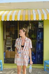 Camisa corta oversize con botones en el frente, de lino y algodón, con estampado a cuadros en tonos celeste, rojo y blanco.