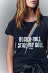 Remera negra de algodón con estampado frontal de la frase "Rock & Roll Stole My Soul" en letras blancas y un rayo de arcoíris.
