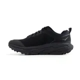 Zapatillas Hoka para hombre, diseño versátil y ligero, ideales para senderismo y uso urbano, con suela de tracción optimizada.